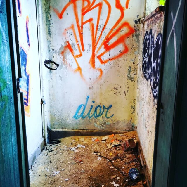 #diorjadore #grafitti #graffiti #tag #urbanart #liegecapitaledumonde #liege #web #developer #ecrannoir